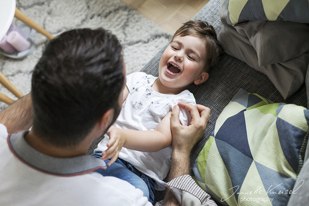 Tipps für Familienfotos, Fotoshooting Vater Sohn, Familienfotografie Berlin