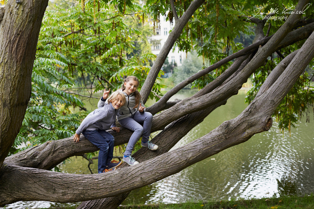 Fotoshooting von Kindern auf dem Baum am Lietzensee, Kinder haben Spaß auf einem Baum