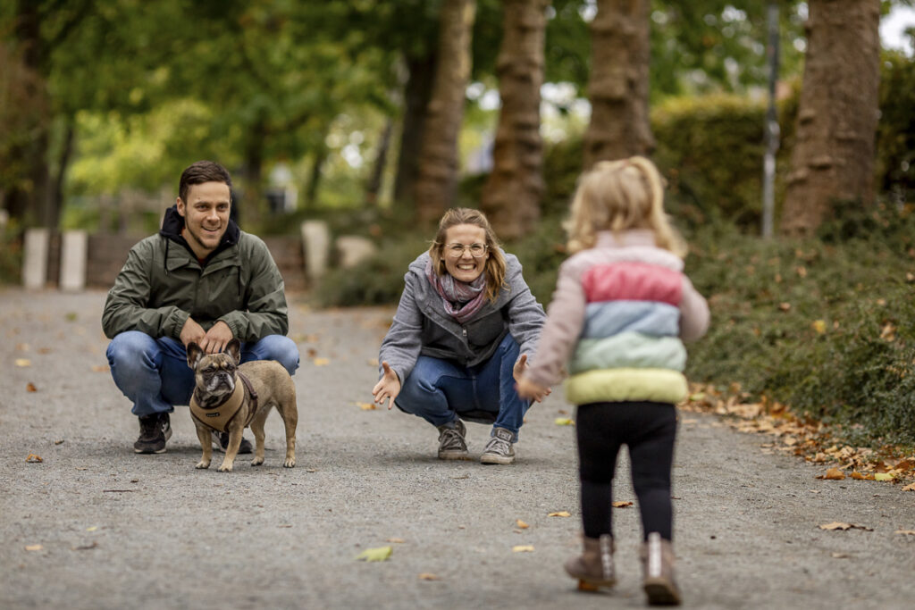 Fotoshooting mit Familie, natürliche Familienfotografie im Freien