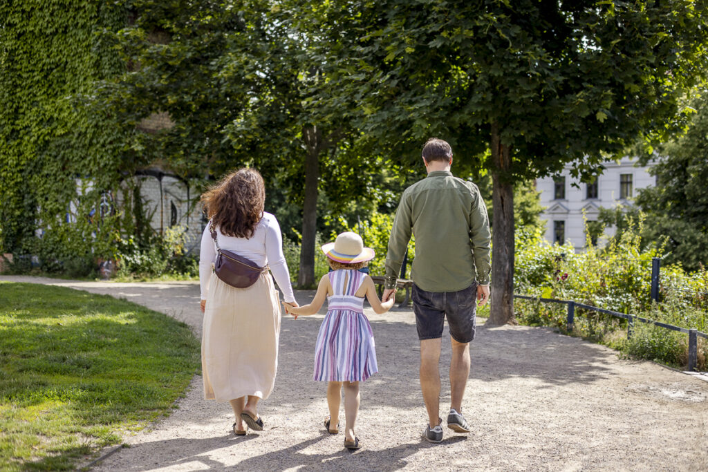 Fotoshooting mit Familie, natürliche Familienfotografie im Freien