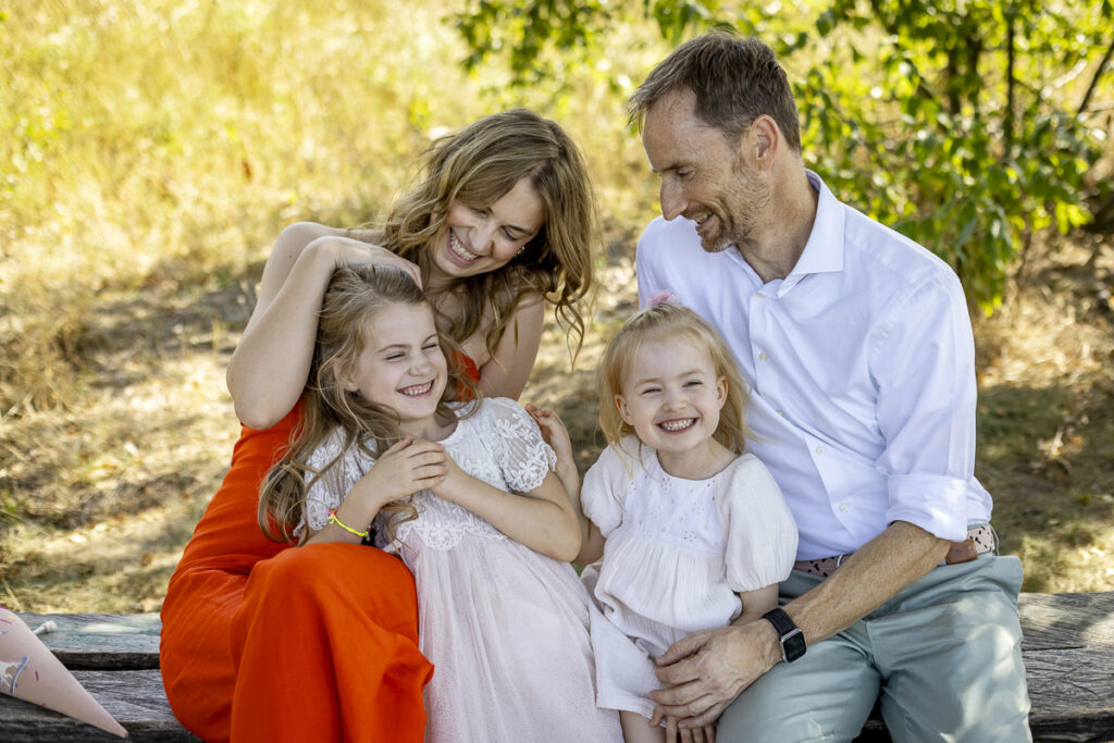 Fotoshooting mit Familie, natürliche Familienfotografie im Freien