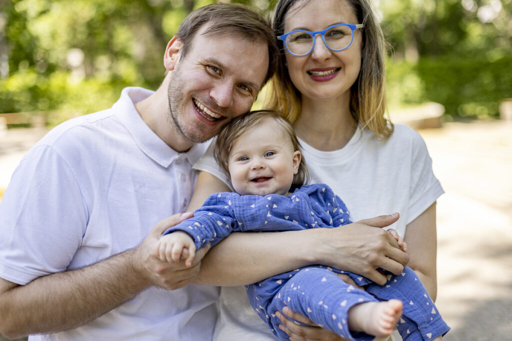 natürliche Babyfotos, Babyfotografie mit natürlichem Licht, Babyfotos mit Eltern, modern